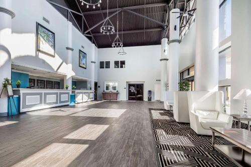 Clarion Hotel Orlando International Airport - image 2