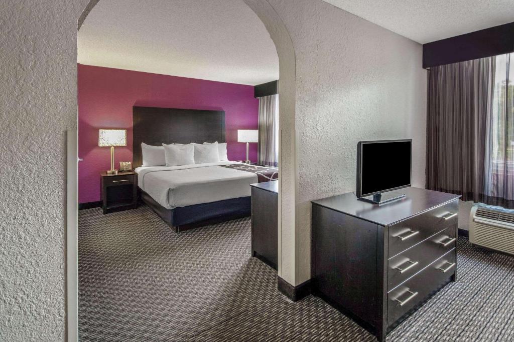 La Quinta by Wyndham Miami Lakes - image 3