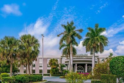 La Quinta by Wyndham Naples Downtown - image 3