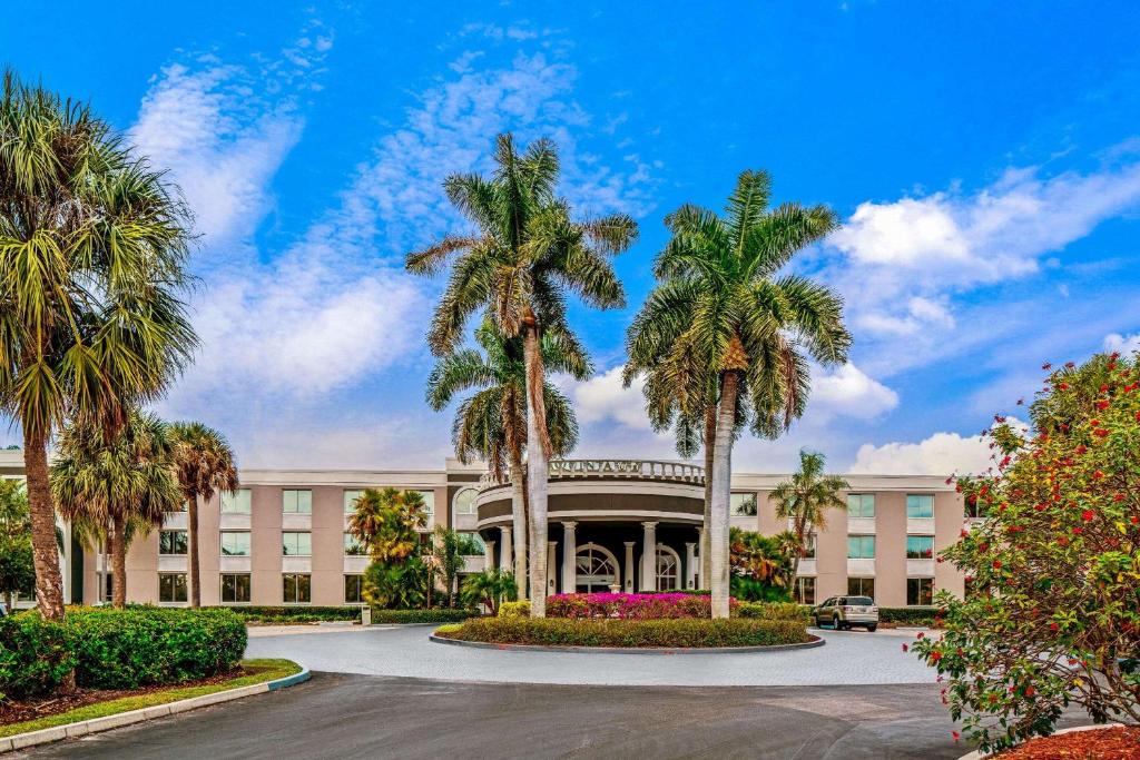 La Quinta by Wyndham Naples Downtown - image 4