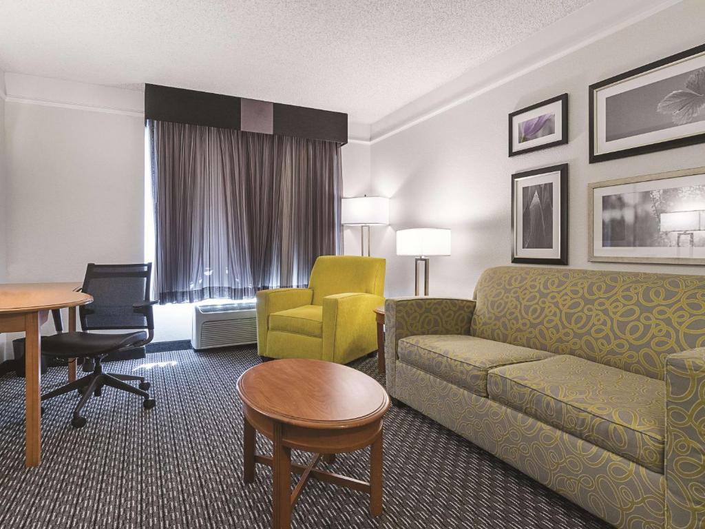 La Quinta by Wyndham Miami Airport East - image 2