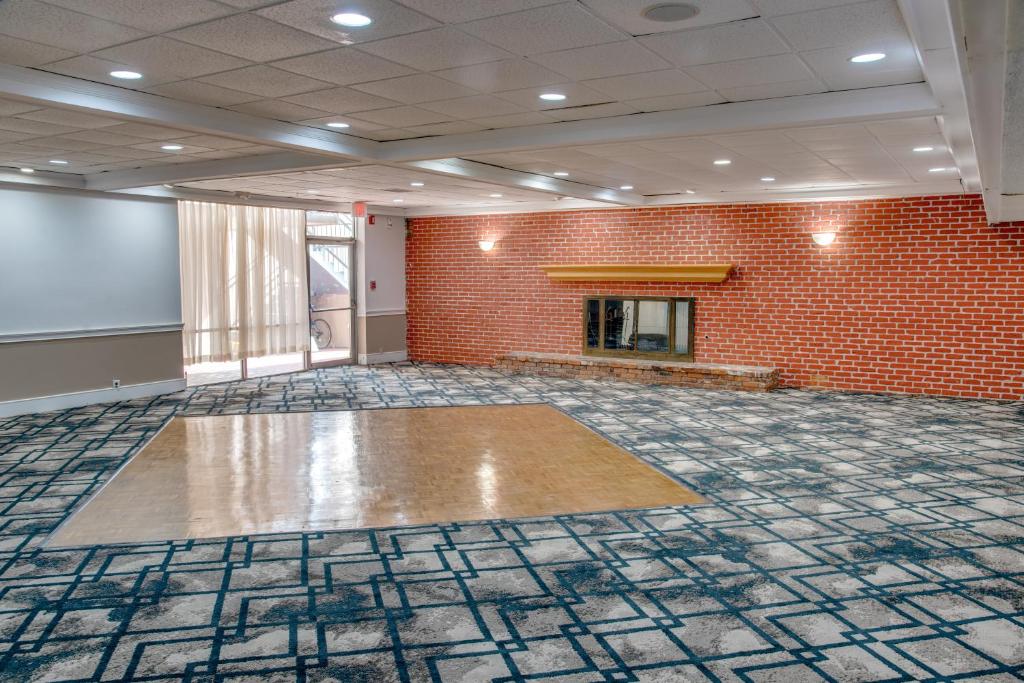 Days Inn by Wyndham St. Petersburg / Tampa Bay Area - image 3