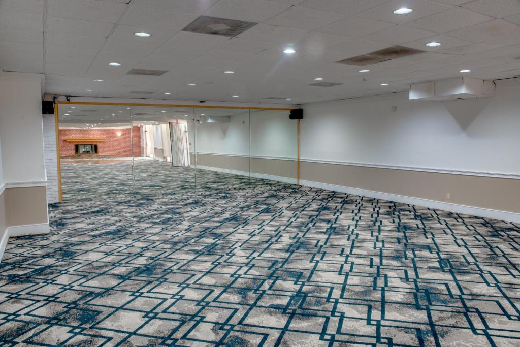 Days Inn by Wyndham St. Petersburg / Tampa Bay Area - image 4