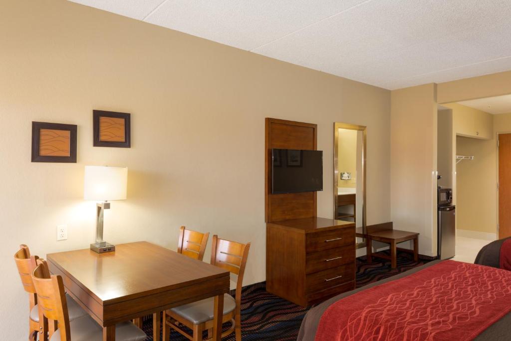 Baymont by Wyndham Bonita Springs - image 5