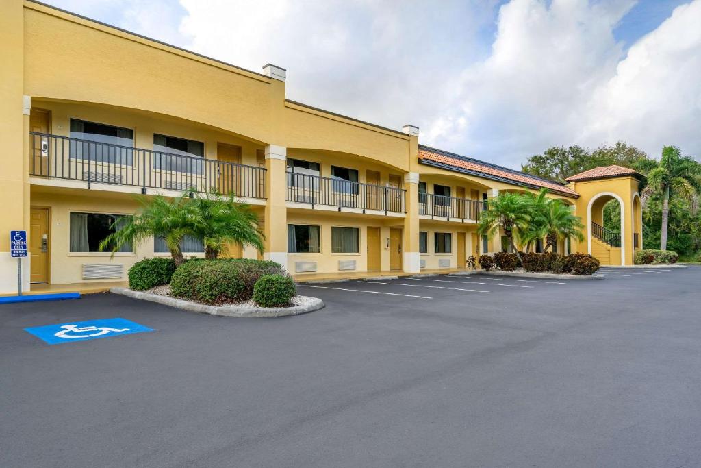 Comfort Inn Sun City Center-Tampa South - main image