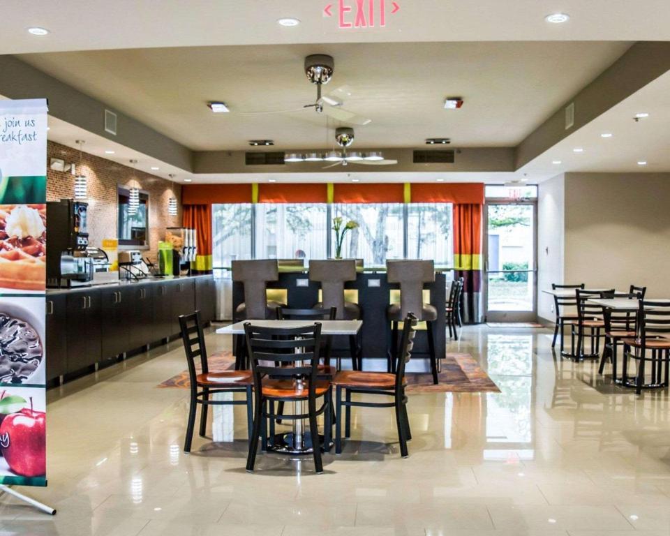 Quality Suites Fort Myers - I-75 - image 4