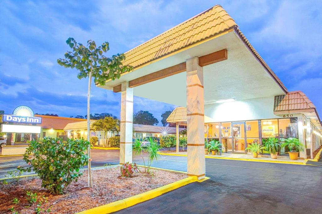 Days Inn by Wyndham St. Petersburg Central - main image