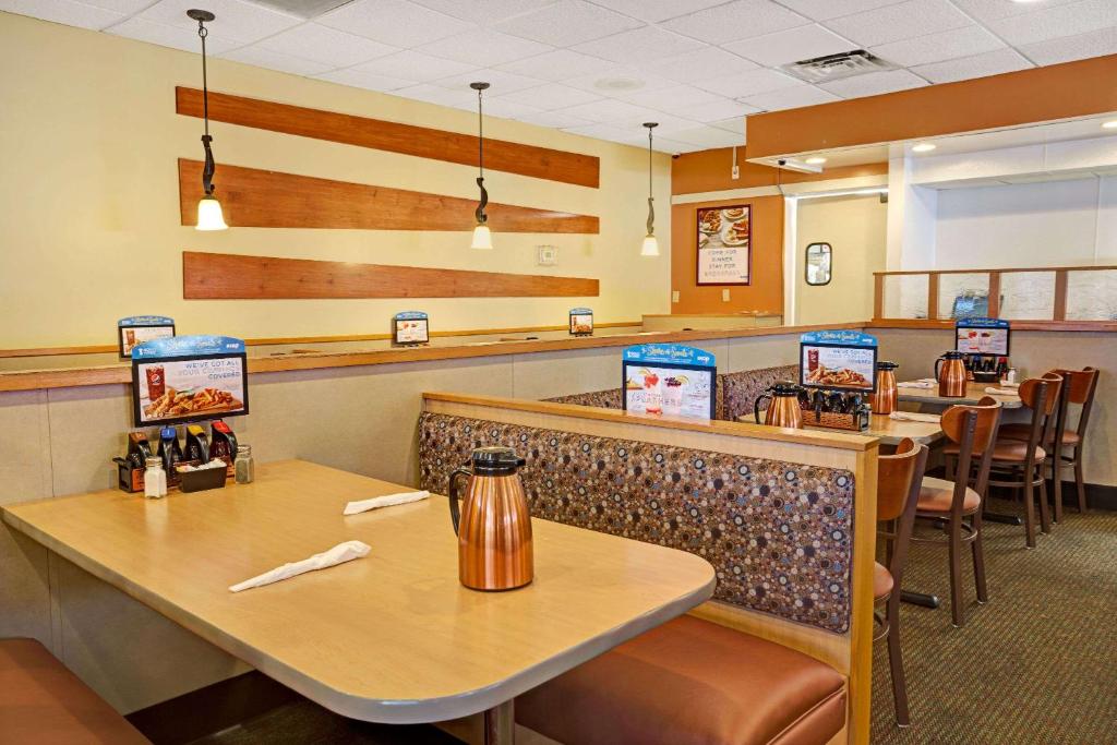 Days Inn by Wyndham St. Augustine West - image 5