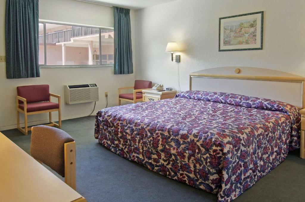 Days Inn by Wyndham Gainesville University - image 3