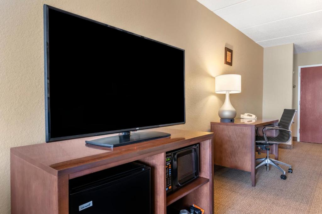 Comfort Inn & Suites Orlando North - image 2