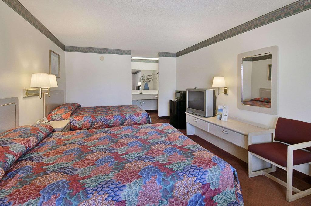 Days Inn by Wyndham Chipley - image 4