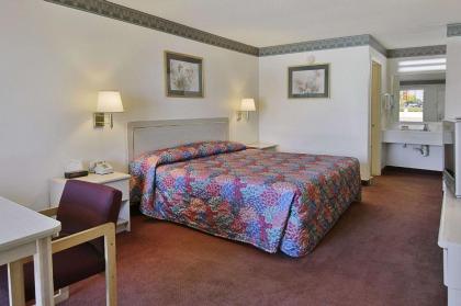 Days Inn by Wyndham Chipley - image 5