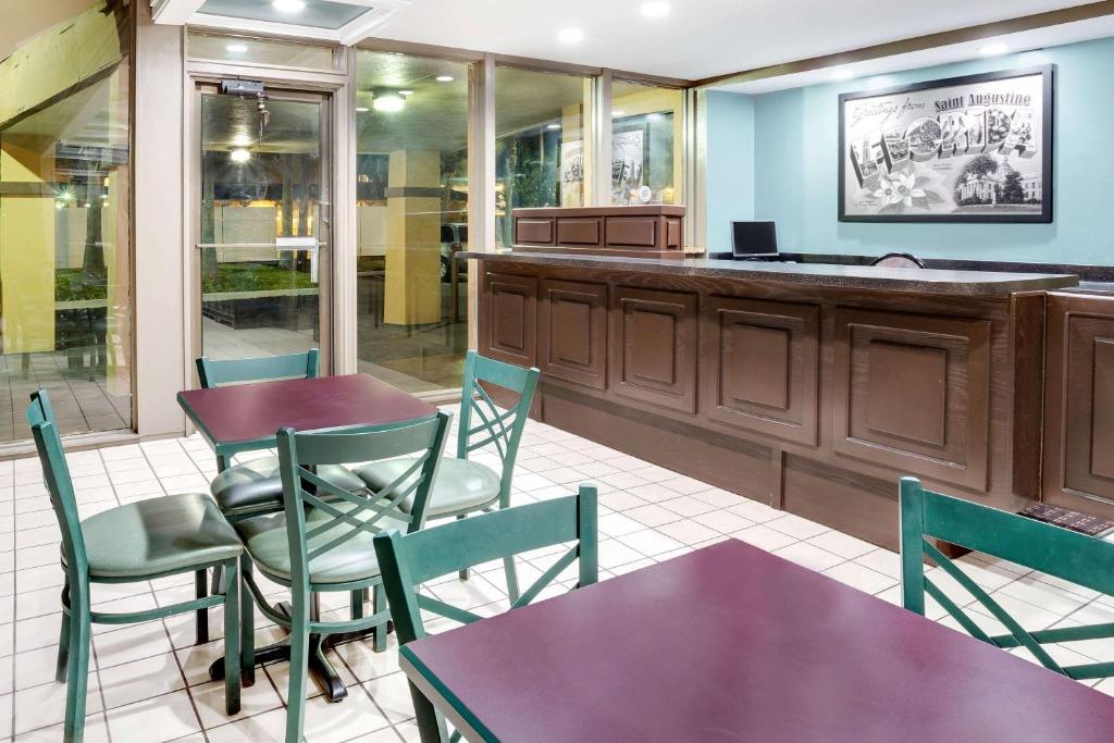 Super 8 by Wyndham St. Augustine - image 5