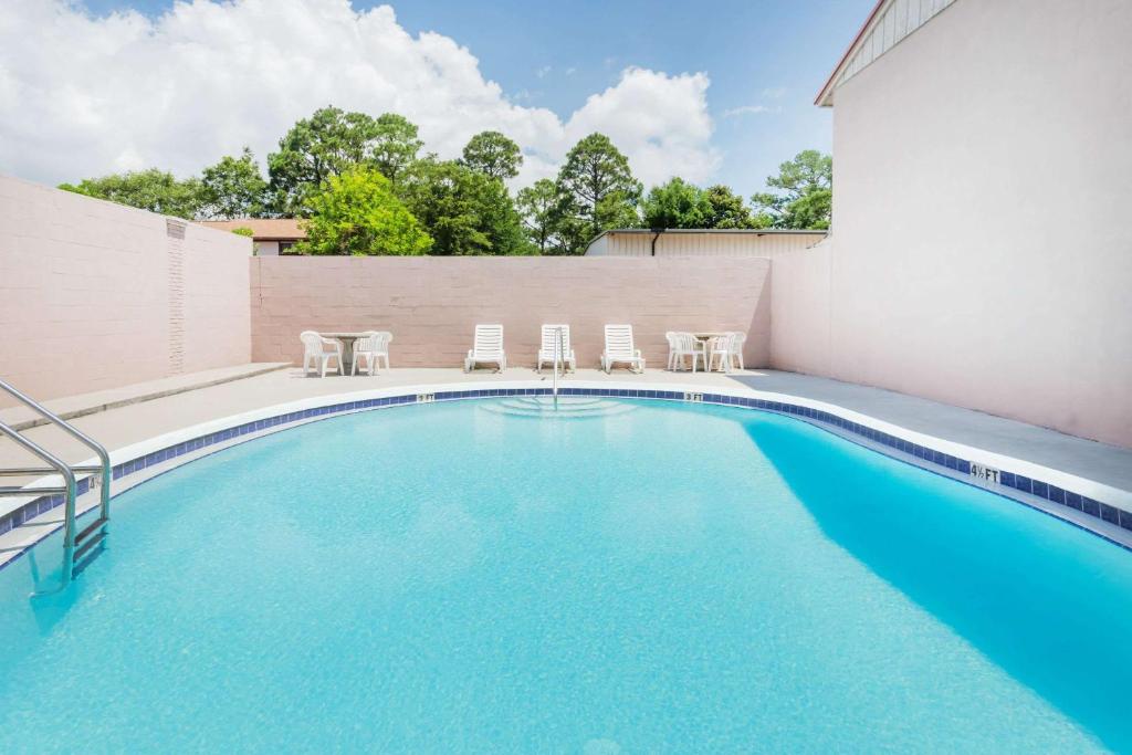 Super 8 by Wyndham Ft Walton Beach - image 2