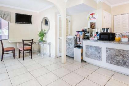 Super 8 by Wyndham Ft Walton Beach - image 4