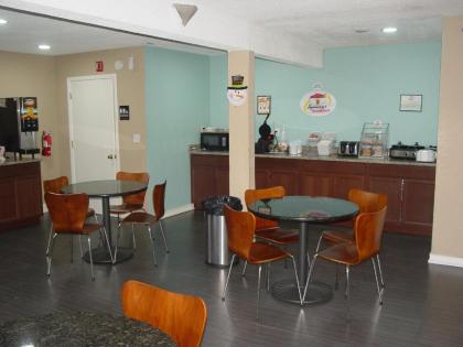 Super 8 by Wyndham Crestview - image 2