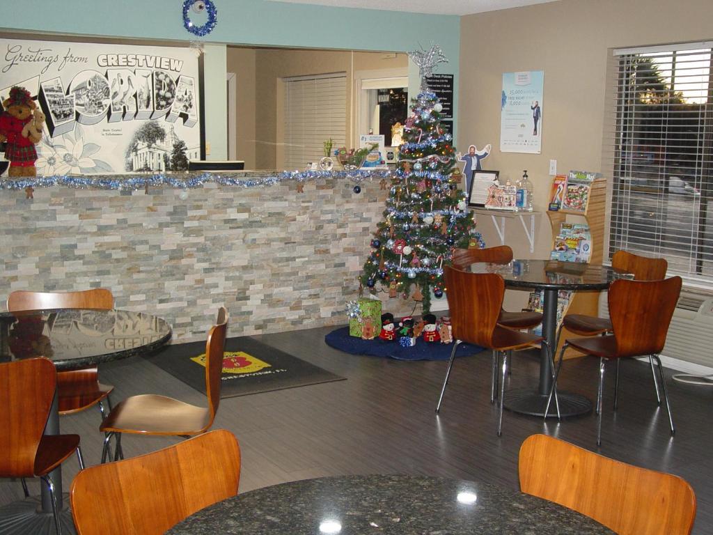 Super 8 by Wyndham Crestview - image 3