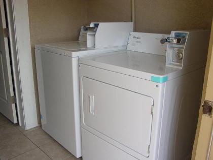Super 8 by Wyndham Crestview - image 4