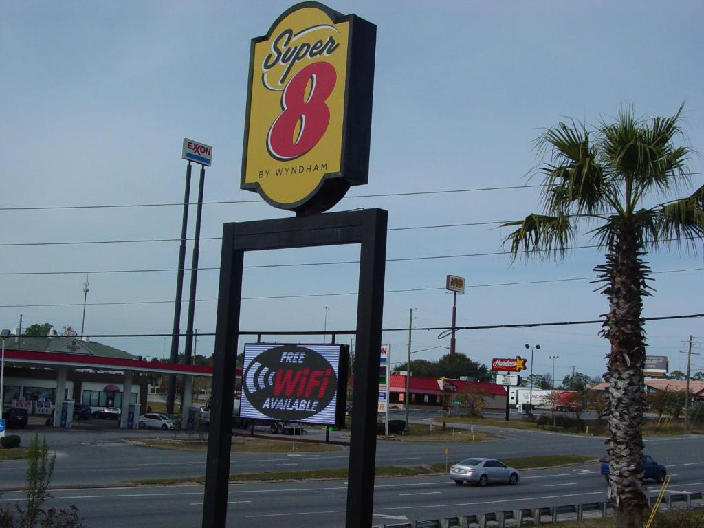 Super 8 by Wyndham Crestview - image 5