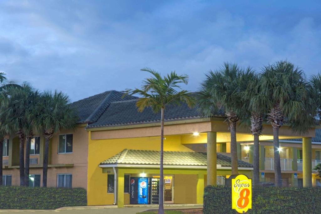 Super 8 by Wyndham Dania/Fort Lauderdale Arpt - main image