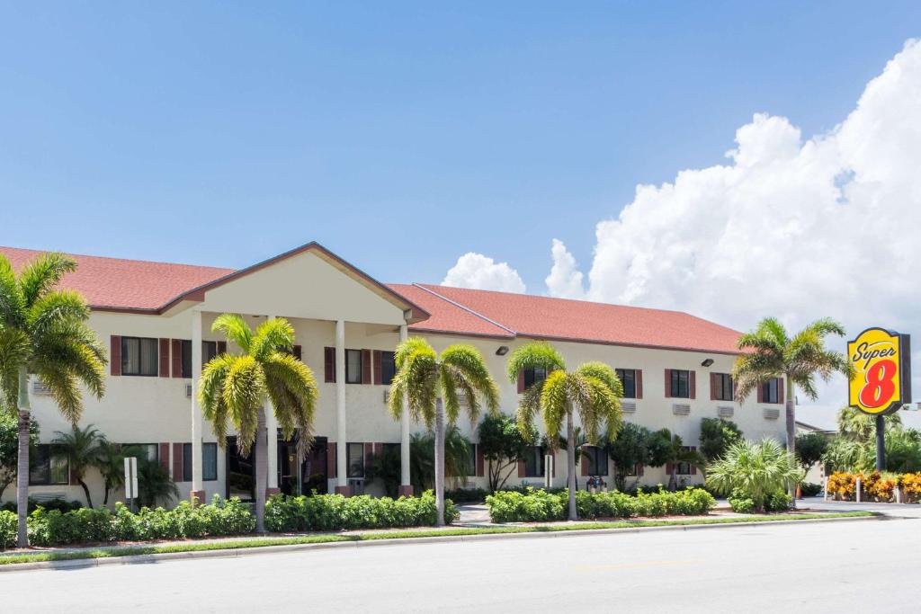 Super 8 by Wyndham Pompano Beach - main image