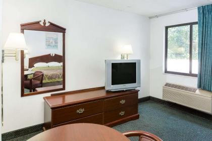 Super 8 by Wyndham Pompano Beach - image 3