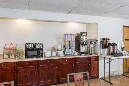 Super 8 by Wyndham Pompano Beach - image 4