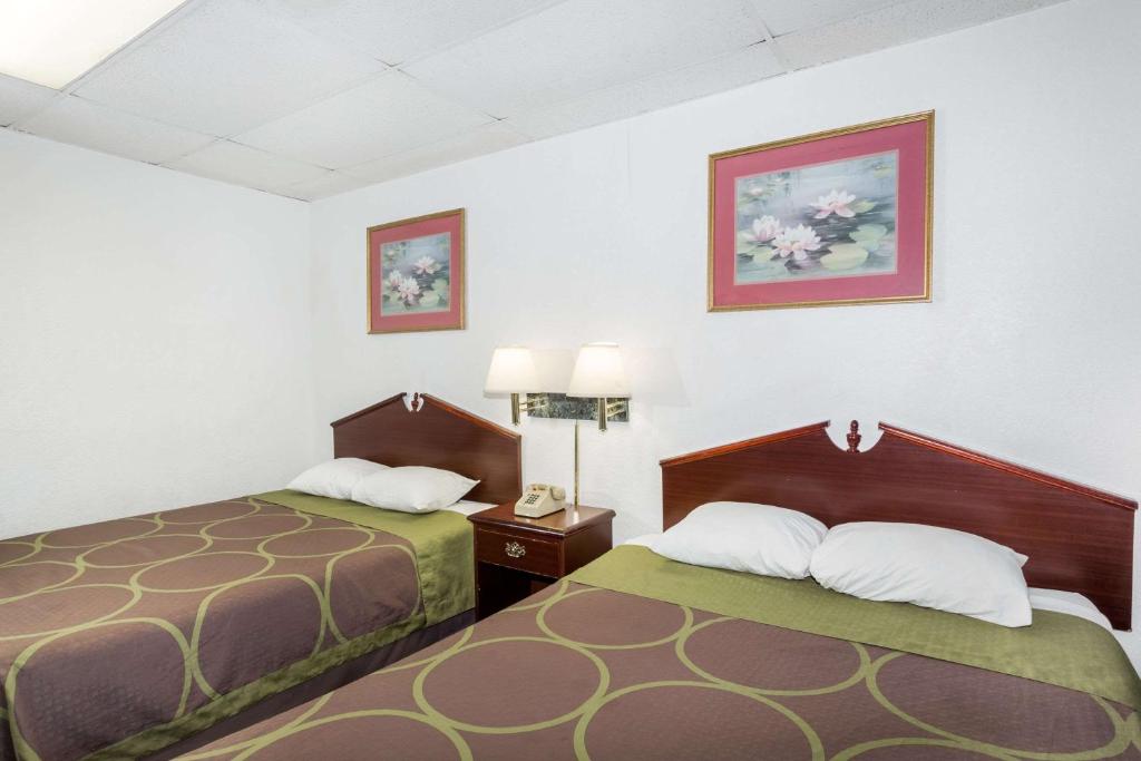 Super 8 by Wyndham Pompano Beach - image 5