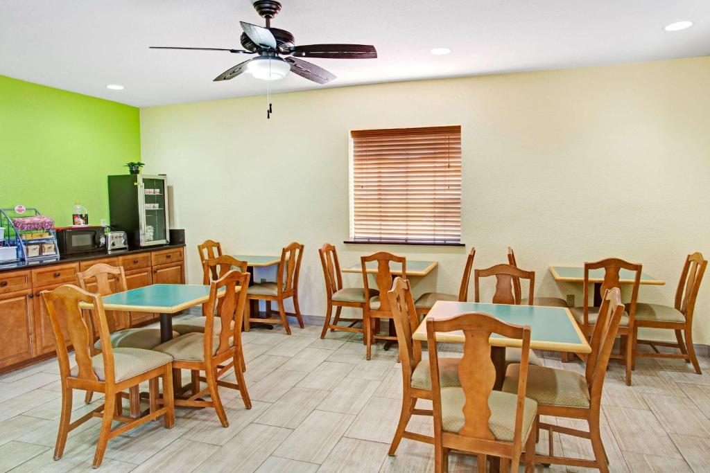 Super 8 by Wyndham St. Augustine Beach - image 3