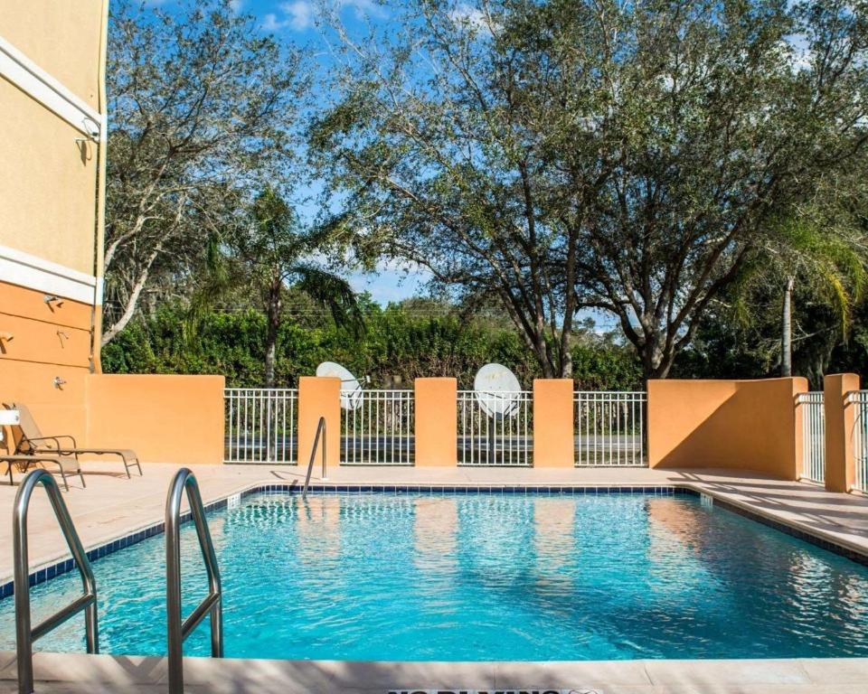 Comfort Inn Fort Myers Northeast - image 2