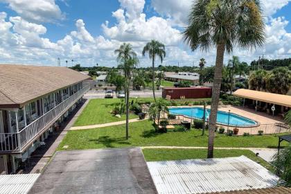 Rodeway Inn Sun City Center - image 2