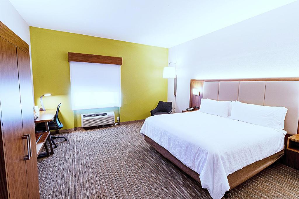 Holiday Inn Express Hotel & Suites Crestview South I-10 an IHG Hotel - image 5