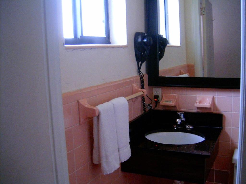 Budget Inn of Okeechobee - image 3