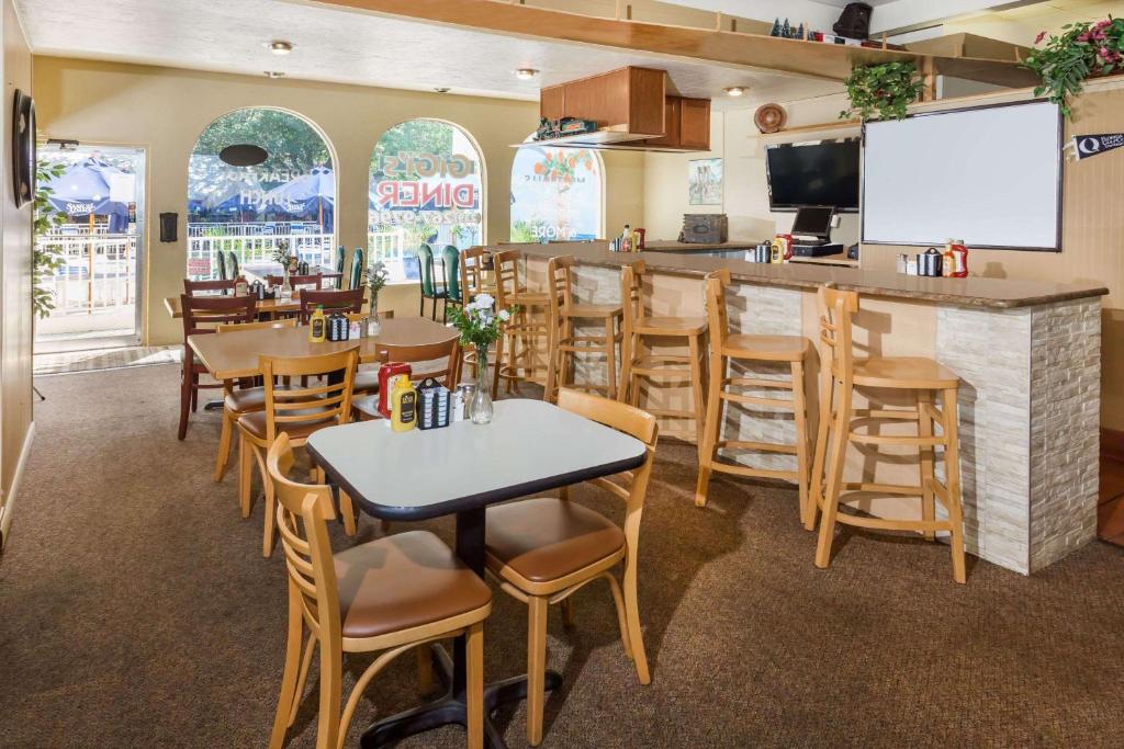 Days Inn by Wyndham Fort Myers Springs Resort - image 2