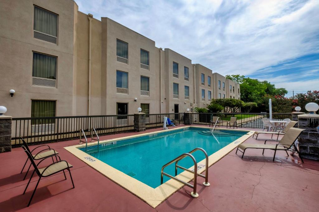 Red Roof Inn Pensacola Fairgrounds - image 4
