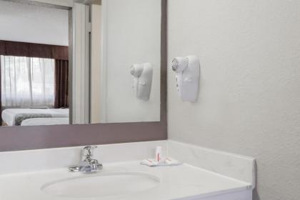 Days Inn by Wyndham St Augustine/Historic Downtown - image 3