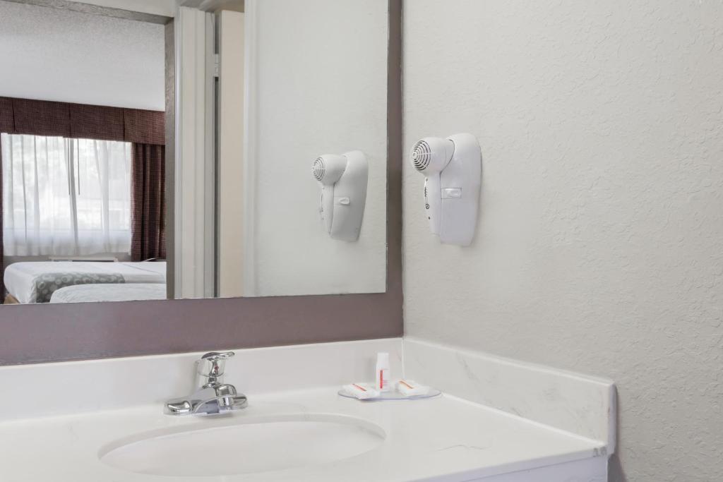 Days Inn by Wyndham St Augustine/Historic Downtown - image 3