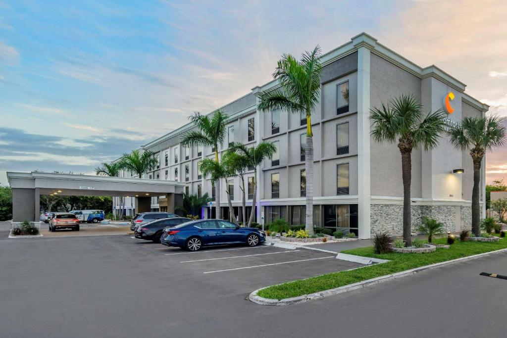 Comfort Inn & Suites Clearwater - St Petersburg Carillon Park - image 3