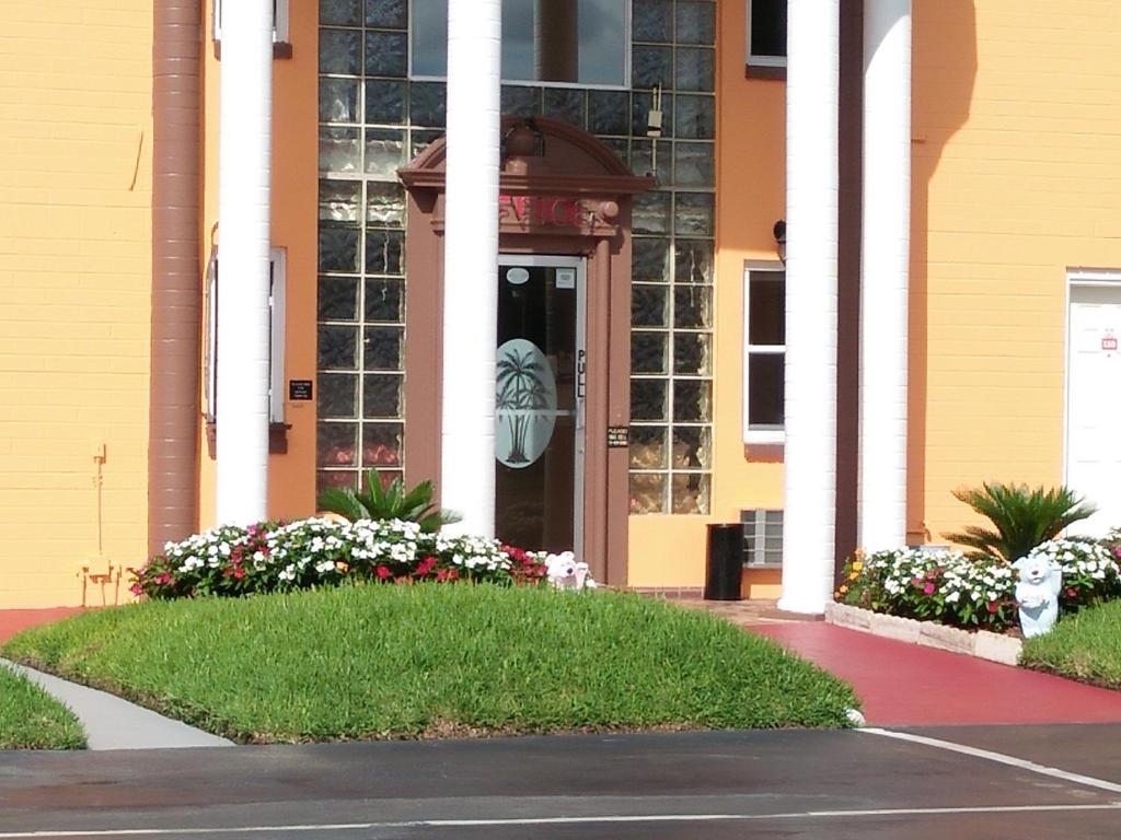 Super Inn Daytona Beach - image 3