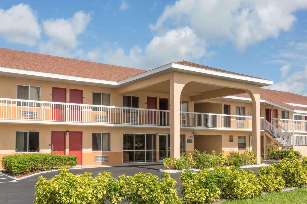 Howard Johnson by Wyndham Vero Beach/I-95 - main image