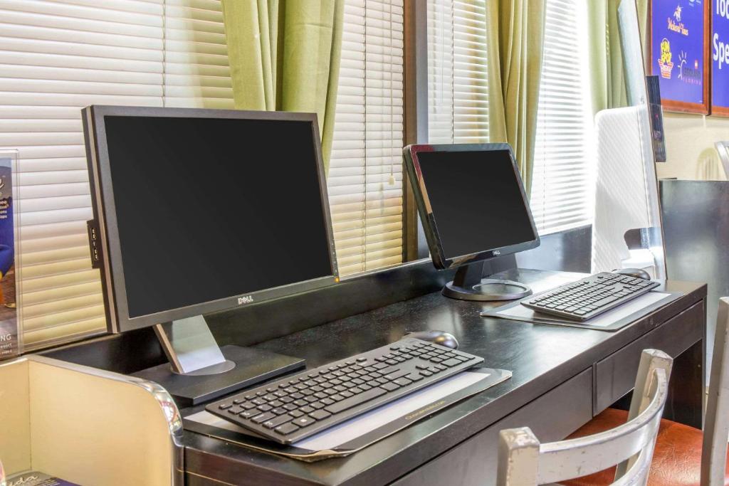 Quality Suites Orlando Close to I-Drive - image 2