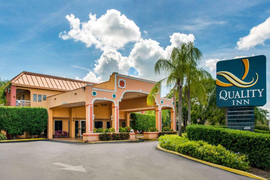 Quality Inn Sarasota North Near Lido Key Beach - image 2
