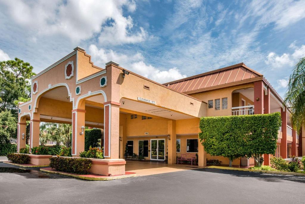 Quality Inn Sarasota North Near Lido Key Beach - image 3