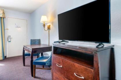 Quality Inn Sarasota North Near Lido Key Beach - image 5