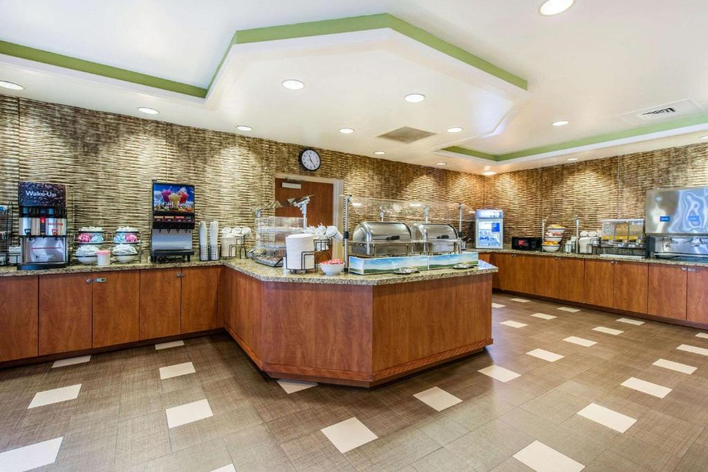 Comfort Inn & Suites Near Universal Orlando Resort-Convention Ctr - image 2