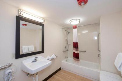 Red Roof Inn PLUS+ & Suites Naples Downtown-5th Ave S - image 2
