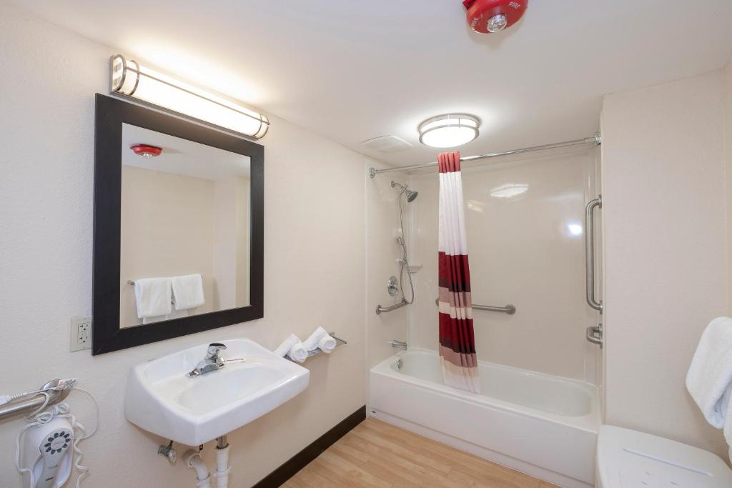 Red Roof Inn PLUS+ & Suites Naples Downtown-5th Ave S - image 2