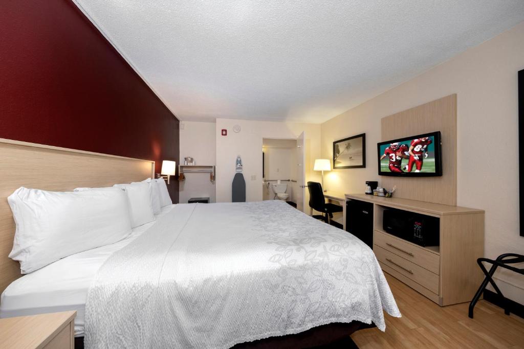 Red Roof Inn PLUS+ & Suites Naples Downtown-5th Ave S - image 3