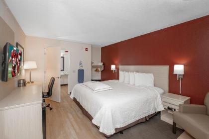 Red Roof Inn PLUS+ & Suites Naples Downtown-5th Ave S - image 4
