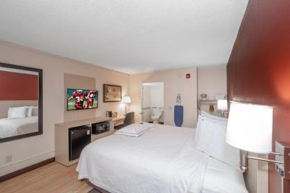 Red Roof Inn PLUS+ & Suites Naples Downtown-5th Ave S - image 5